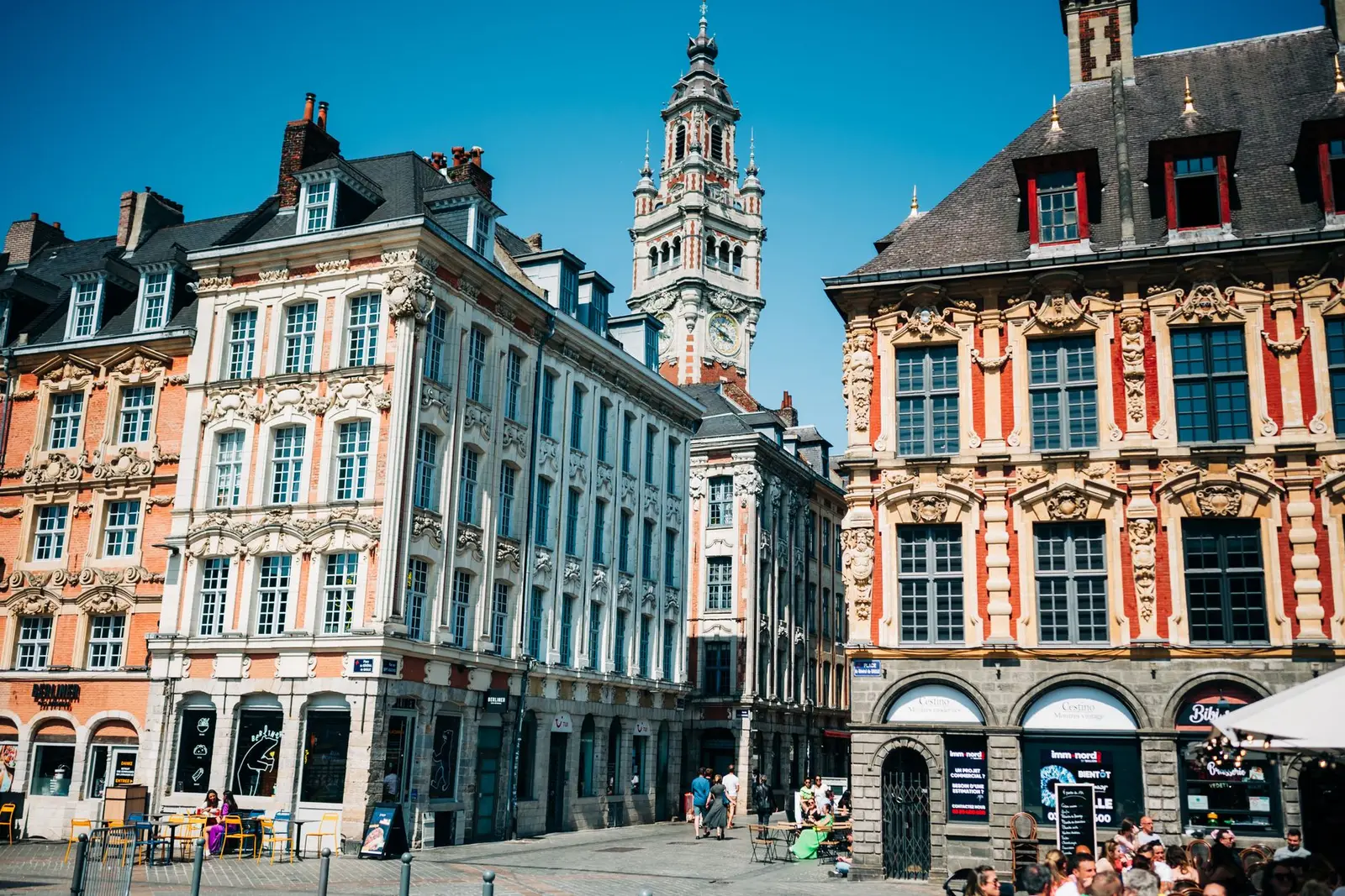 Façades de la Grand-Place de Lille, la Vieille Bourse et le beffroi de la Chambre de commerce